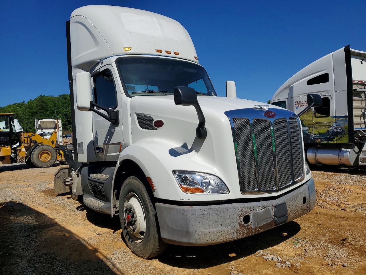 Salvage Peterbilt 579 Image