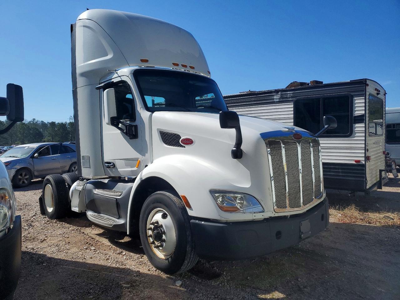 Salvage Peterbilt 579 Image