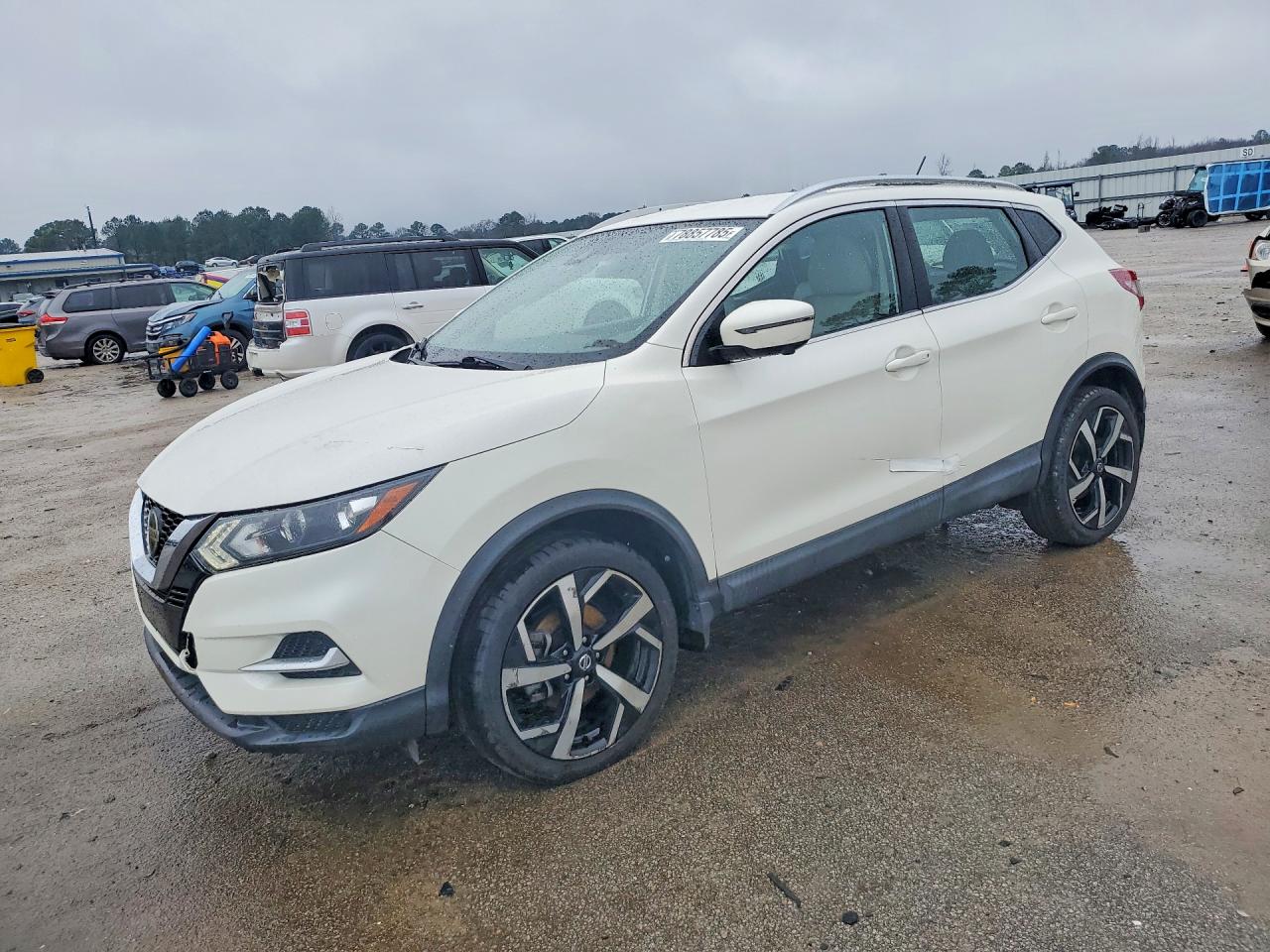 Salvage Nissan Rogue Image