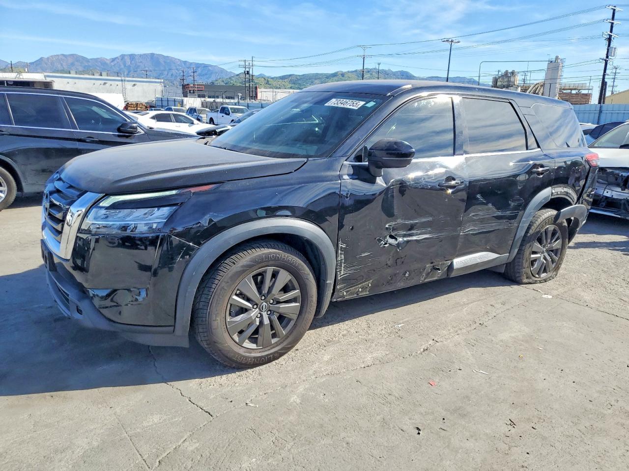 Salvage Nissan Pathfinder Image