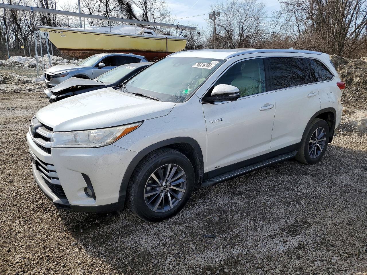 Salvage Toyota Highlander Image