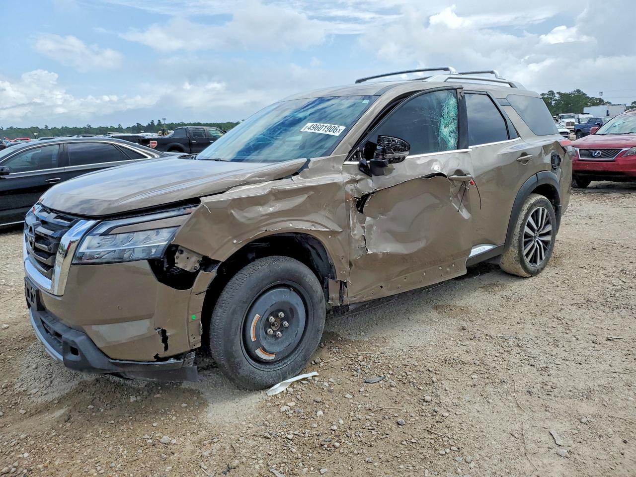Salvage Nissan Pathfinder Image