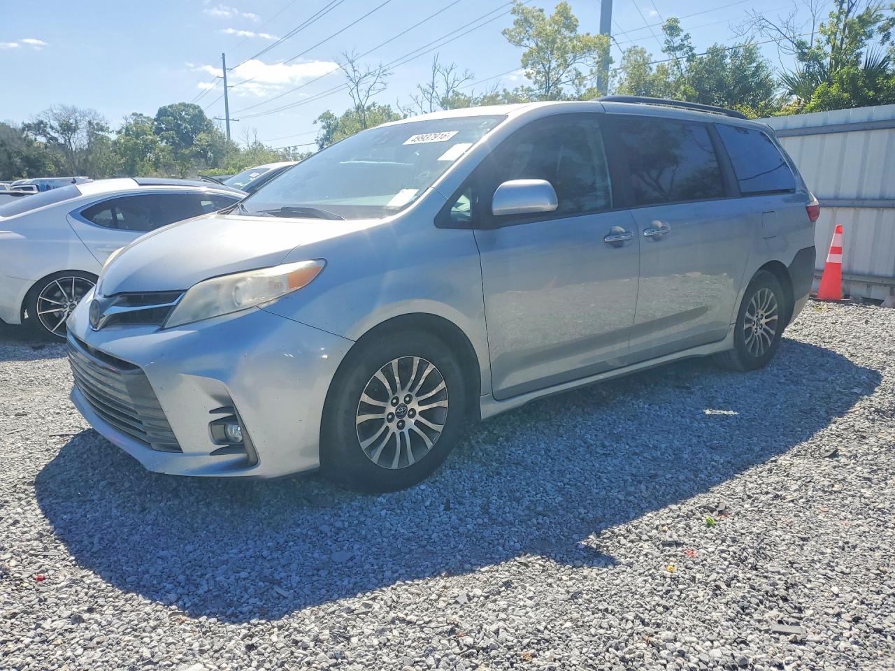 Salvage Toyota Sienna Image