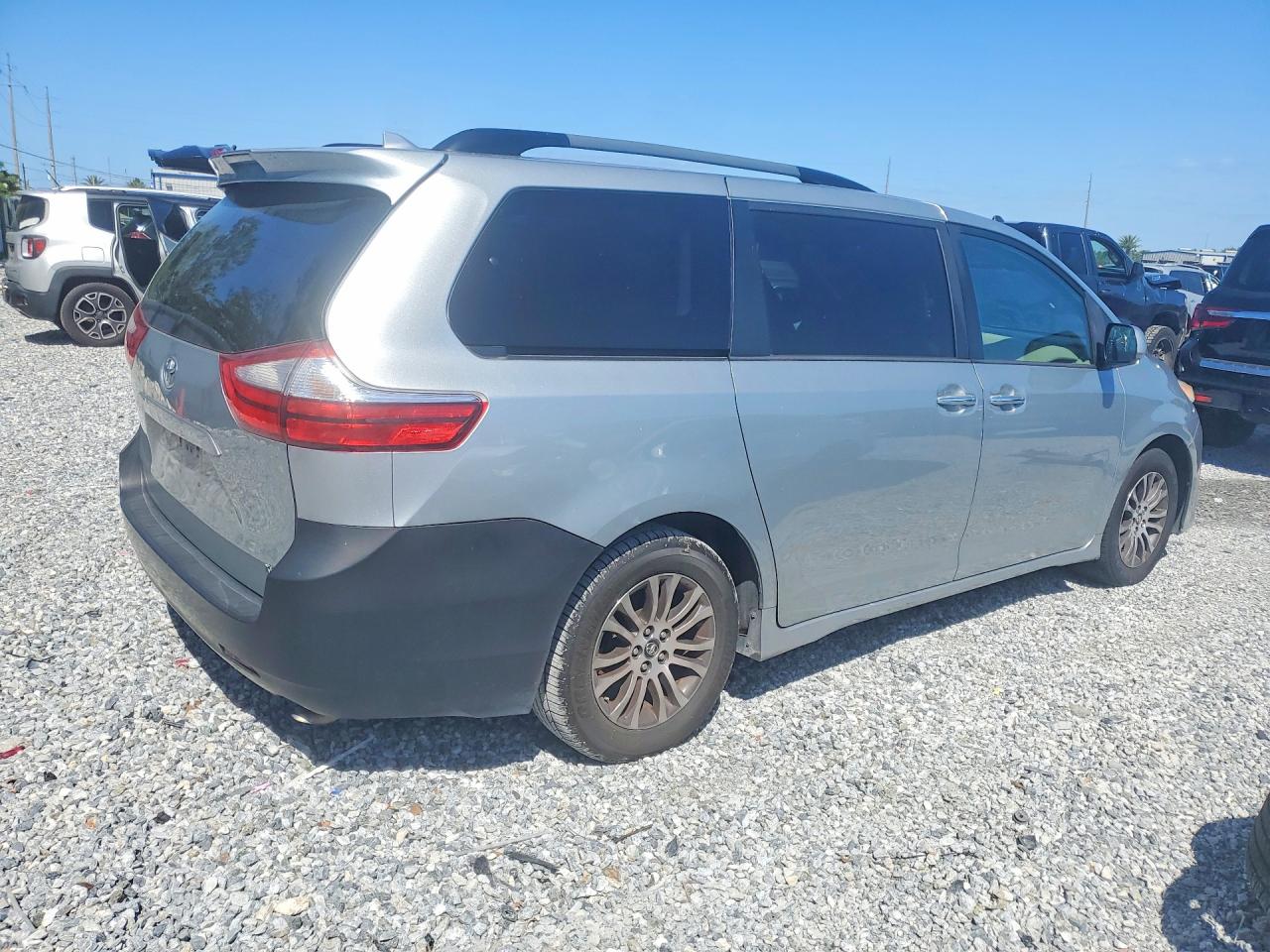 Toyota Sienna Xle 8-passenger
