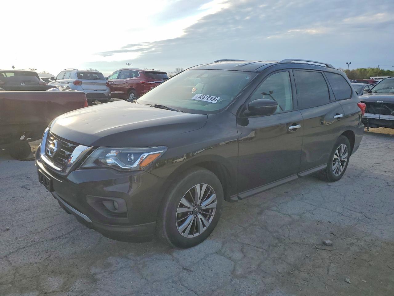 Salvage Nissan Pathfinder Image