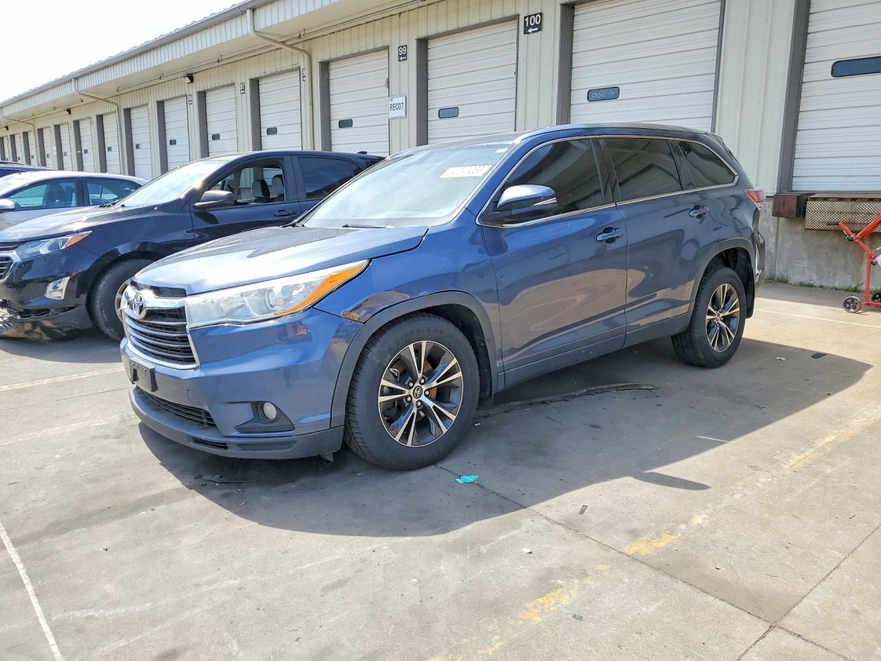 Salvage Toyota Highlander Image
