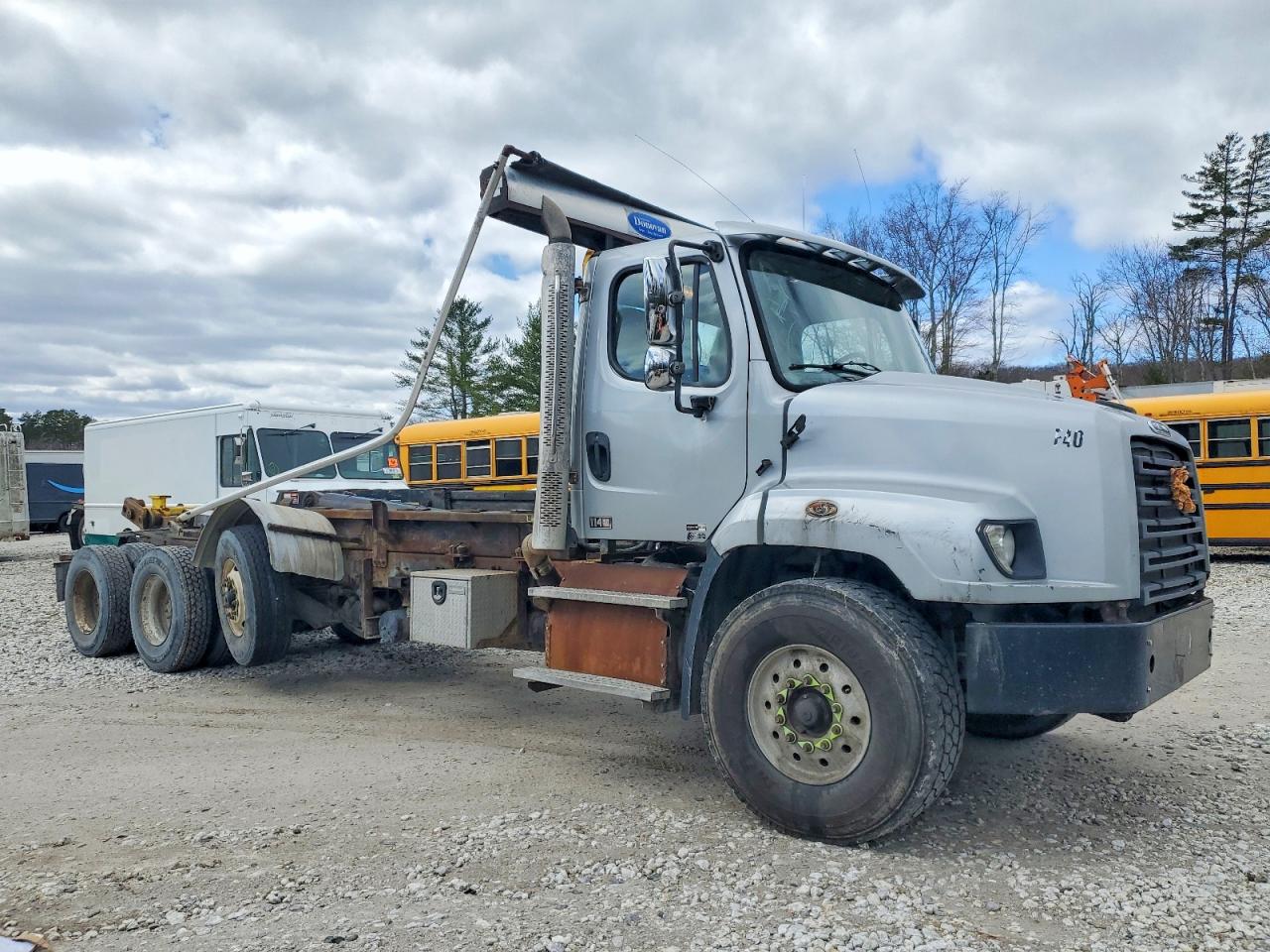 Salvage Freightliner 114sd Image