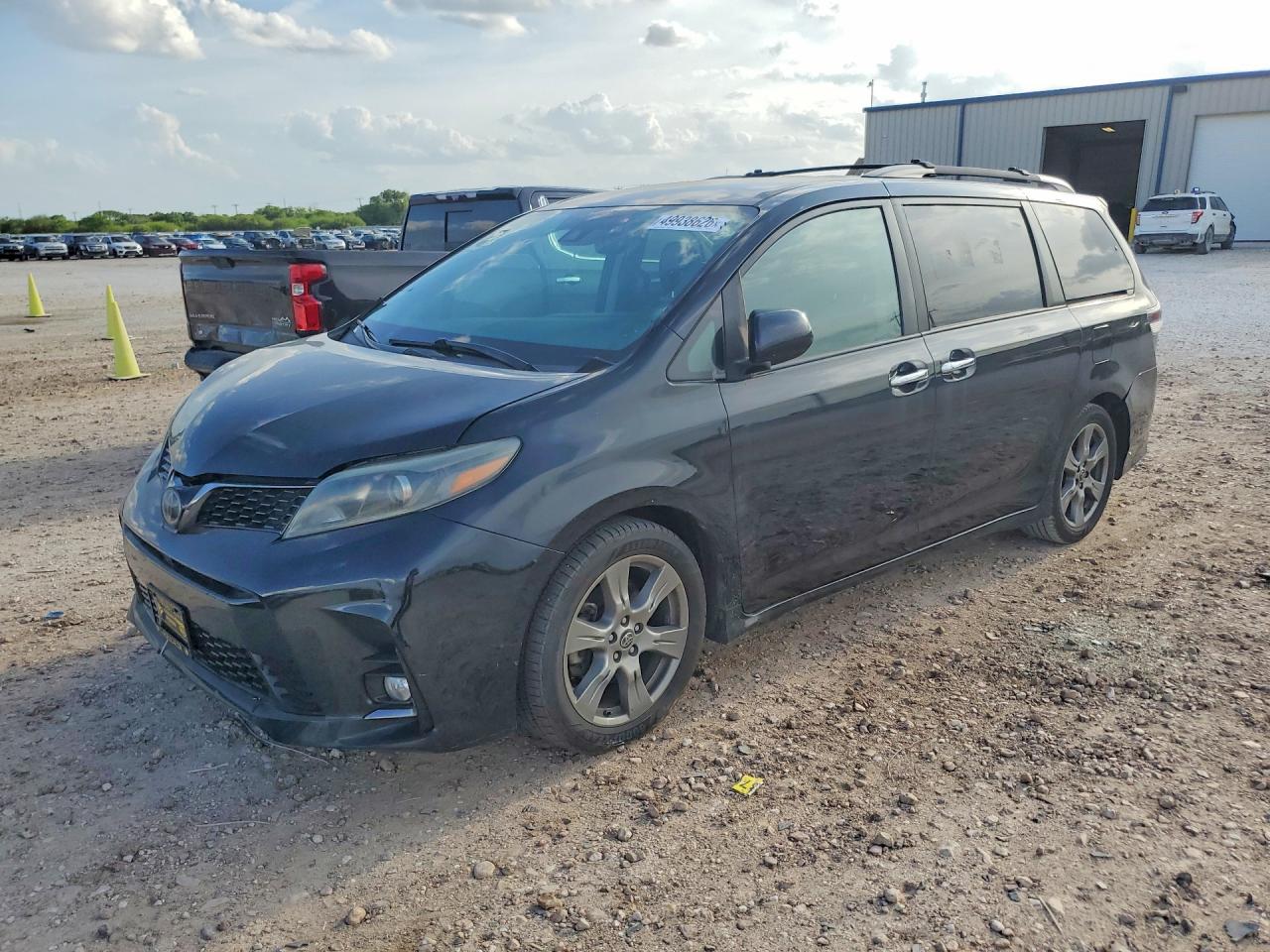 Salvage Toyota Sienna Image