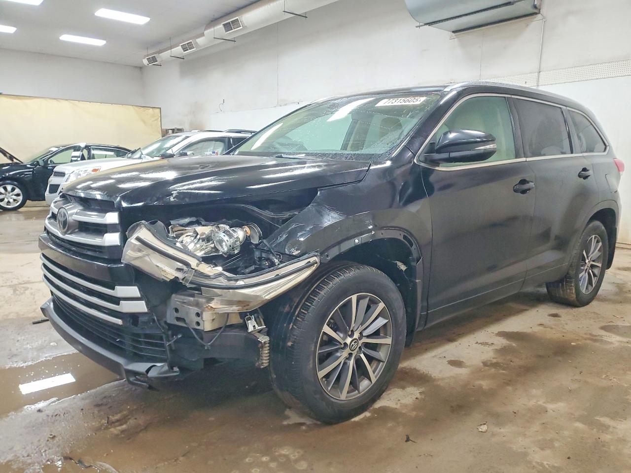 Salvage Toyota Highlander Image