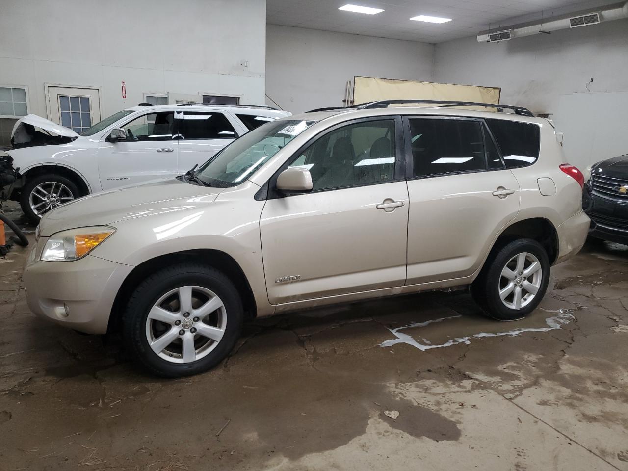 Salvage Toyota RAV4 Image