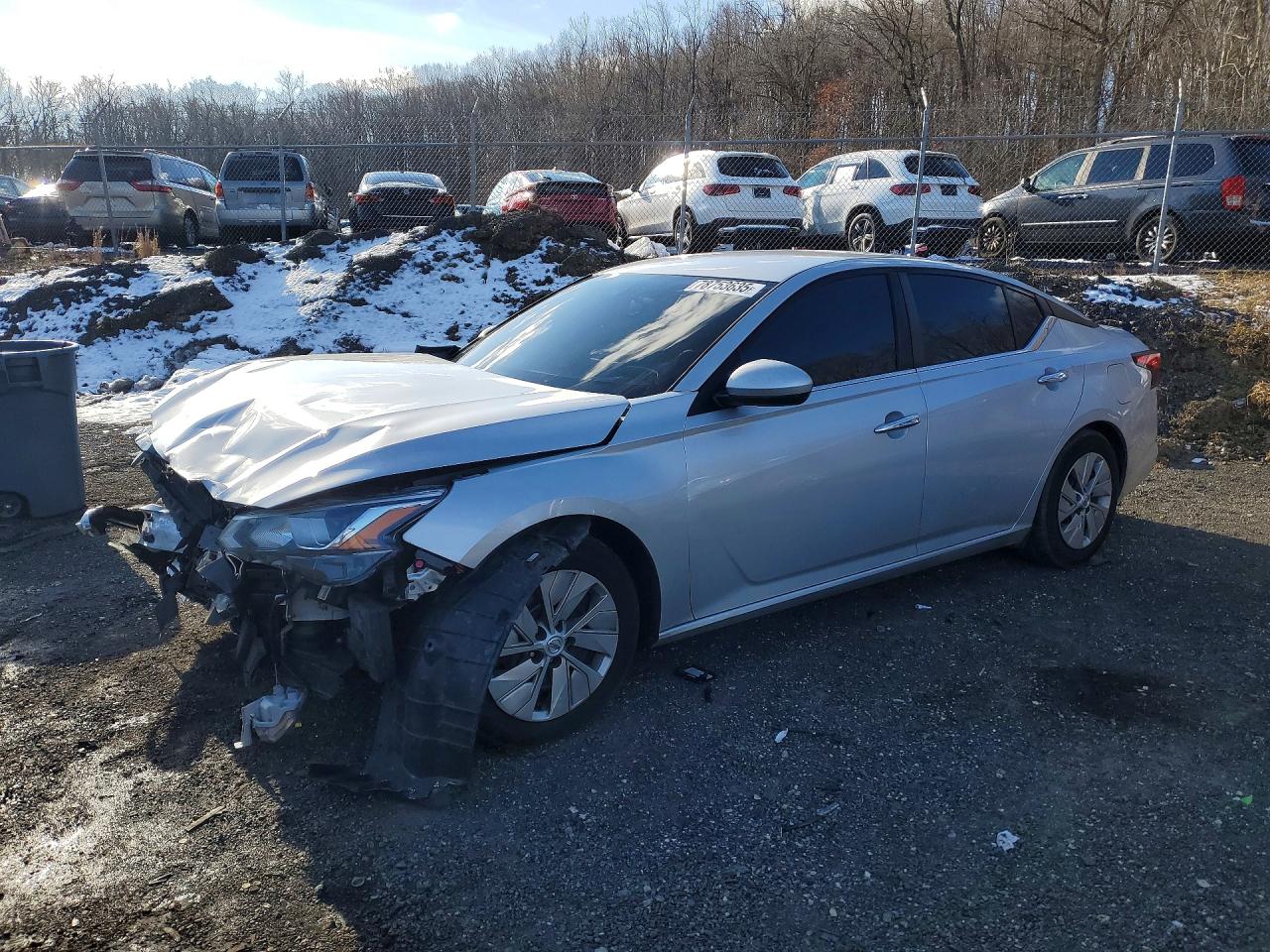 Salvage Nissan Altima Image
