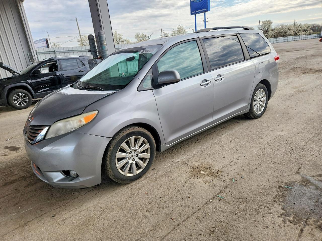 Salvage Toyota Sienna Image