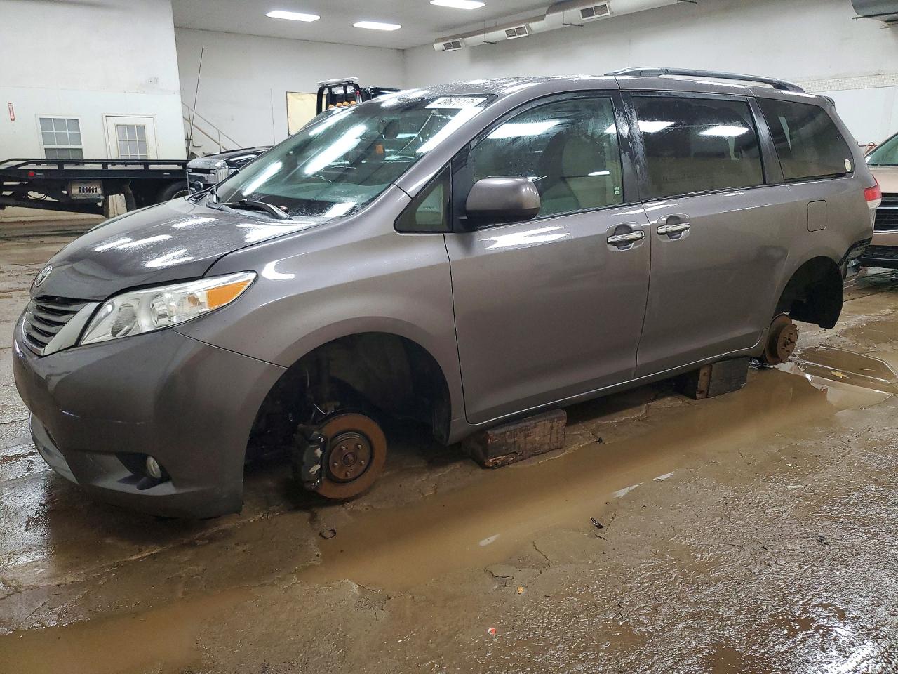 Salvage Toyota Sienna Image
