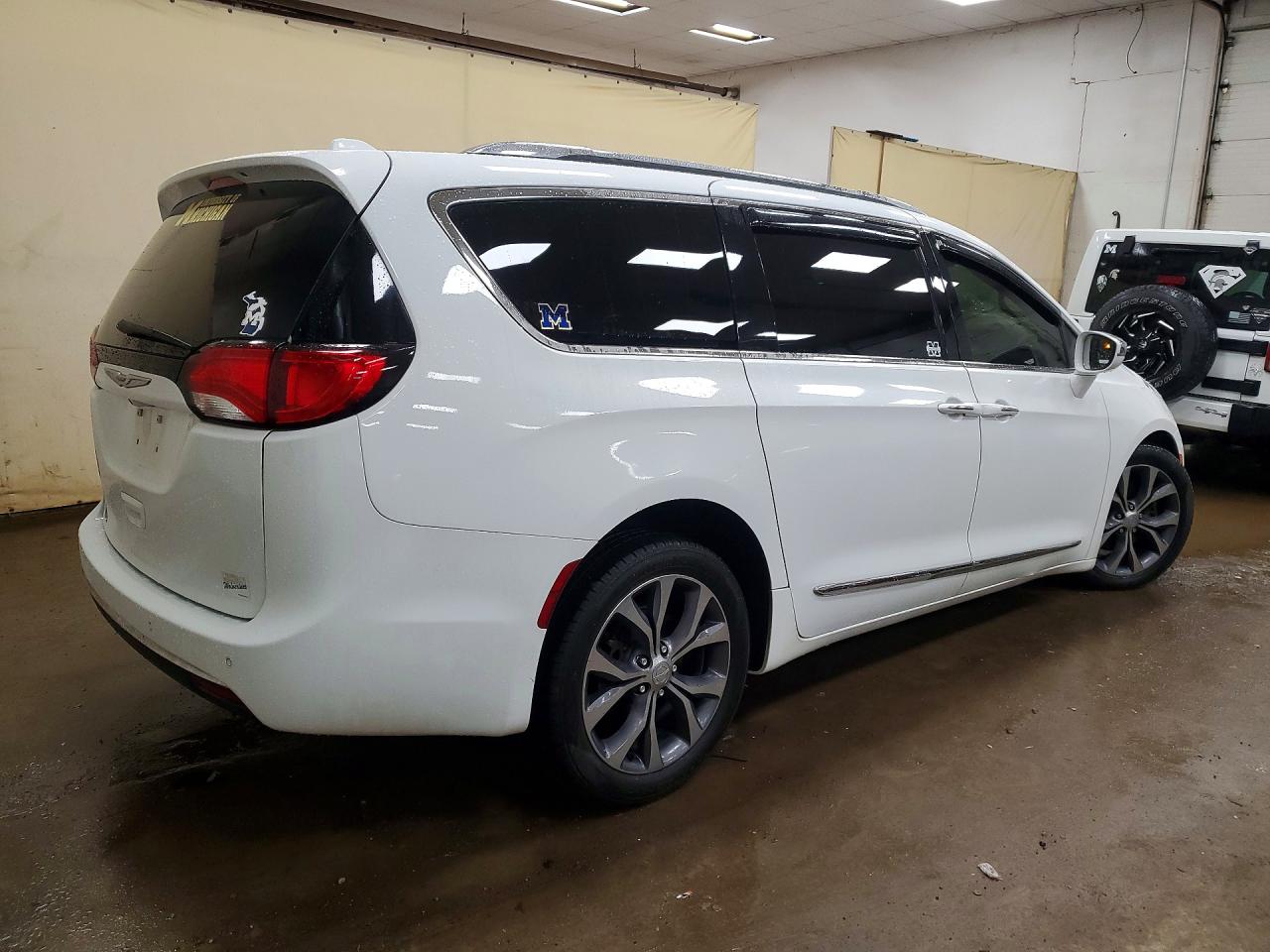 Chrysler Pacifica Limited