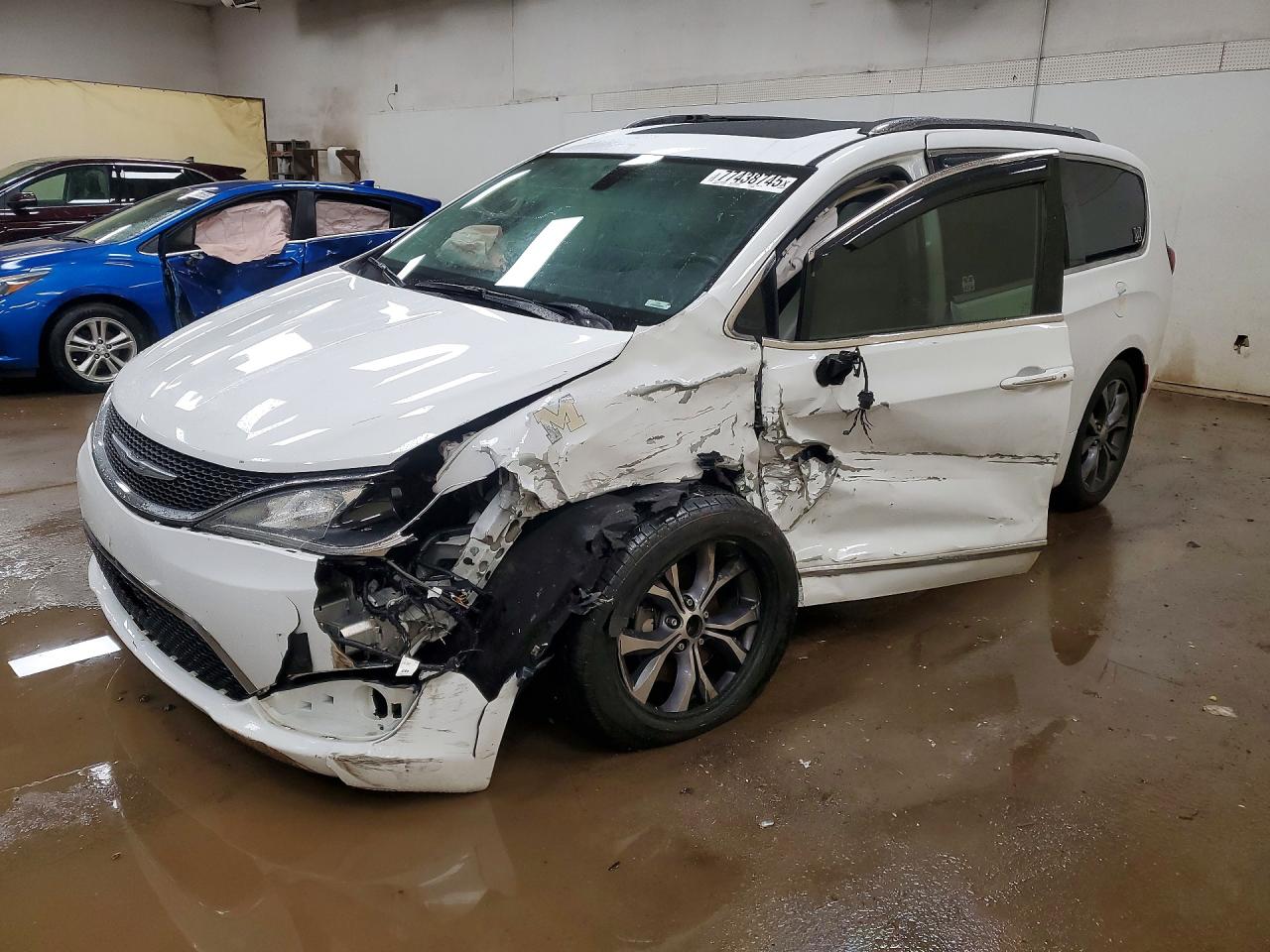 Salvage Chrysler Pacifica Image