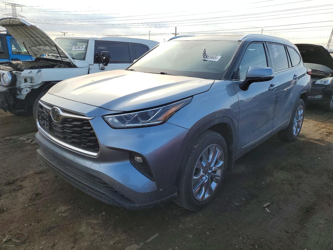 Salvage Toyota Highlander Image