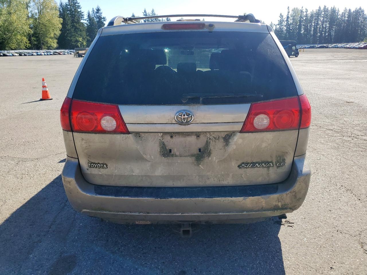 Toyota Sienna Le 8-passenger