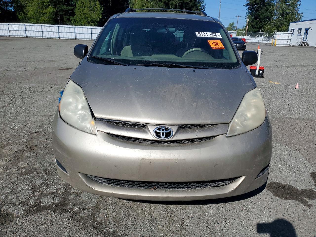 Toyota Sienna Le 8-passenger