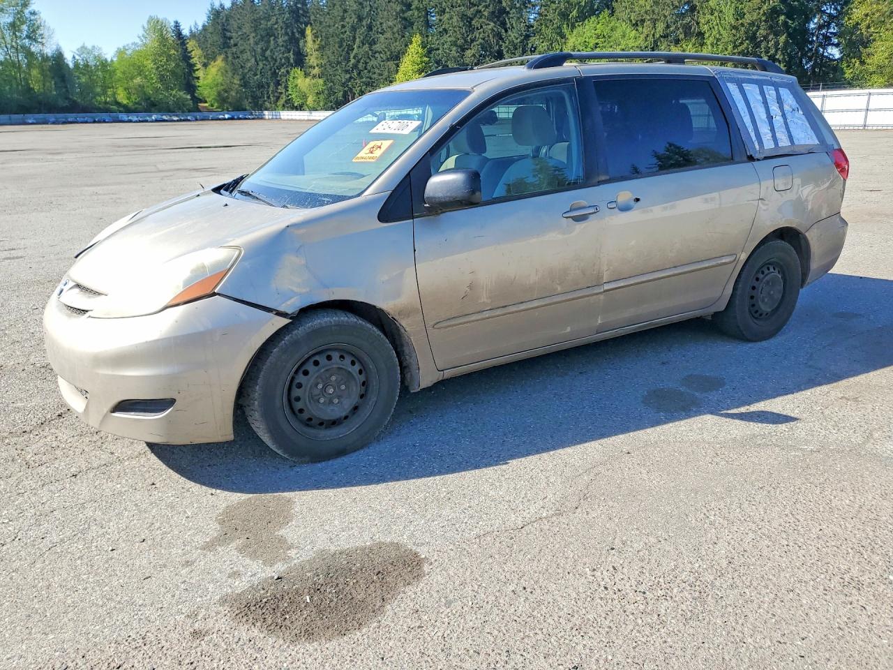 Salvage Toyota Sienna Image