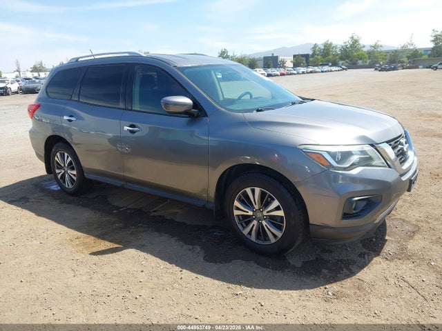 Salvage Nissan Pathfinder Image