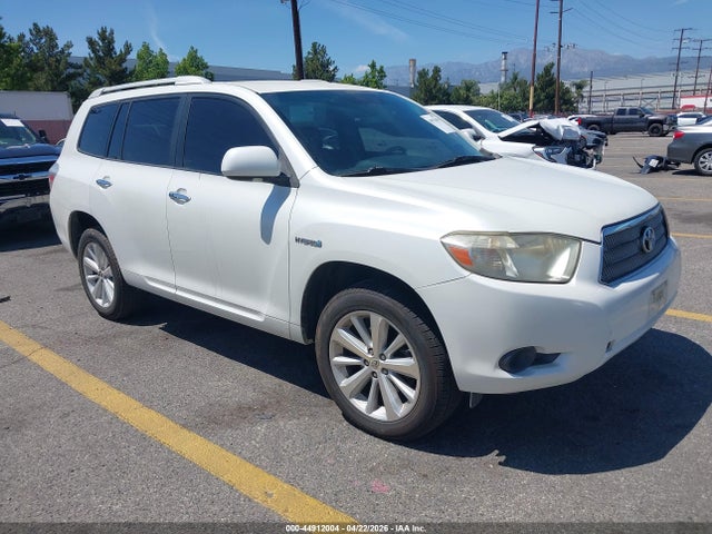 Salvage Toyota Highlander Image