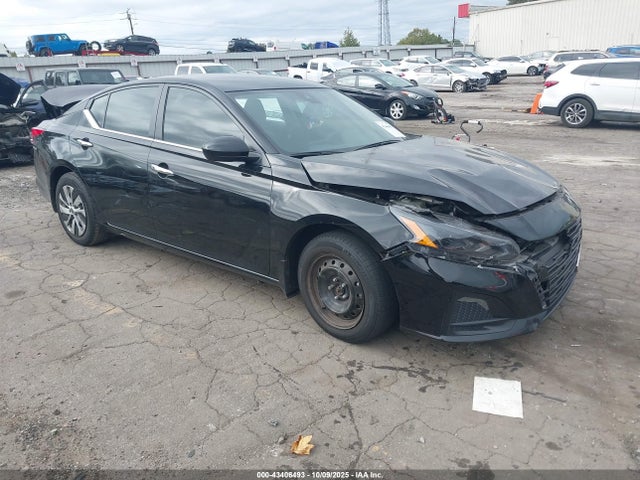 Salvage Nissan Altima Image