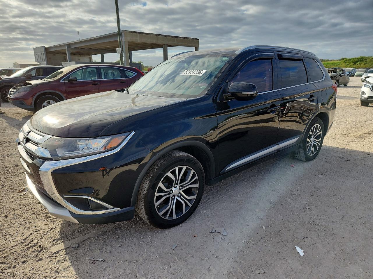 Salvage Mitsubishi Outlander Image