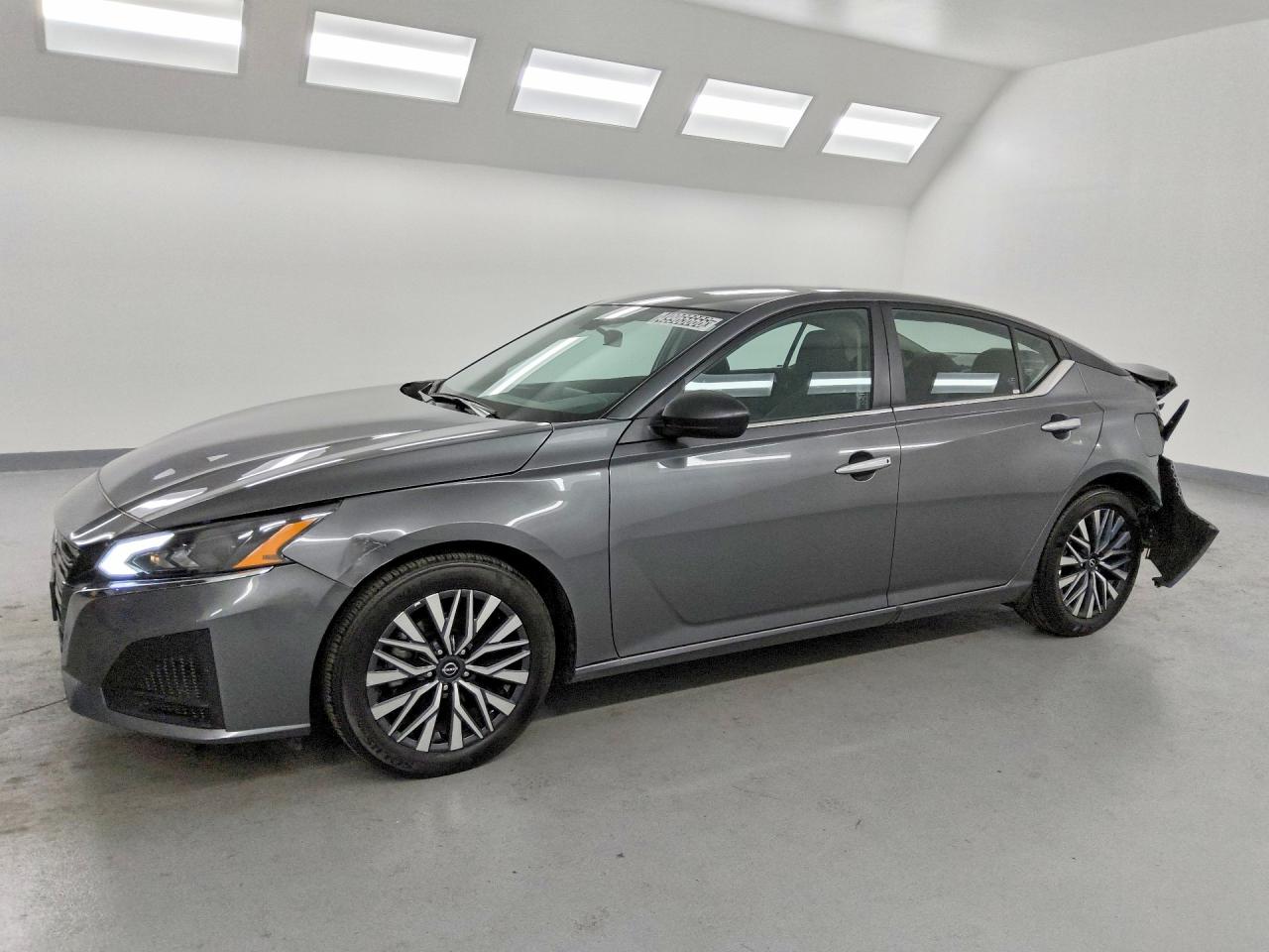 Salvage Nissan Altima Image