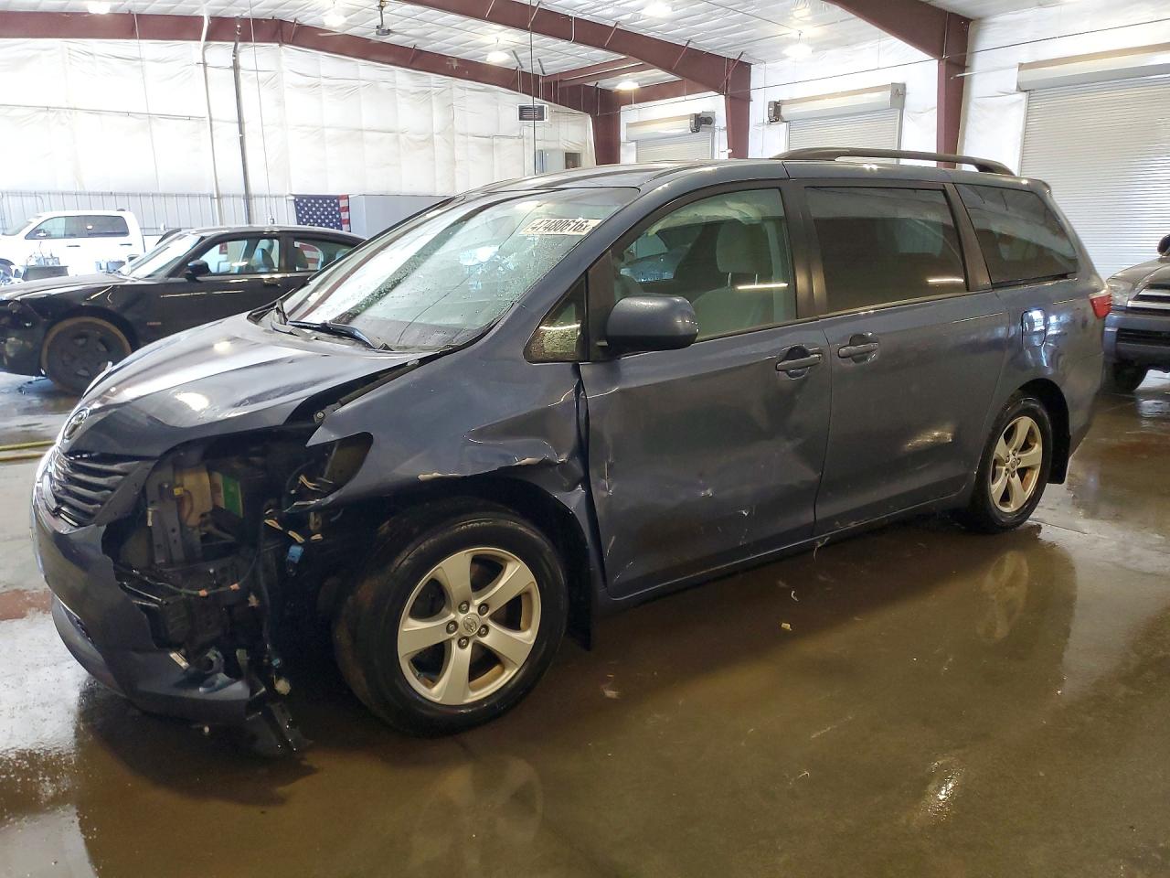 Salvage Toyota Sienna Image