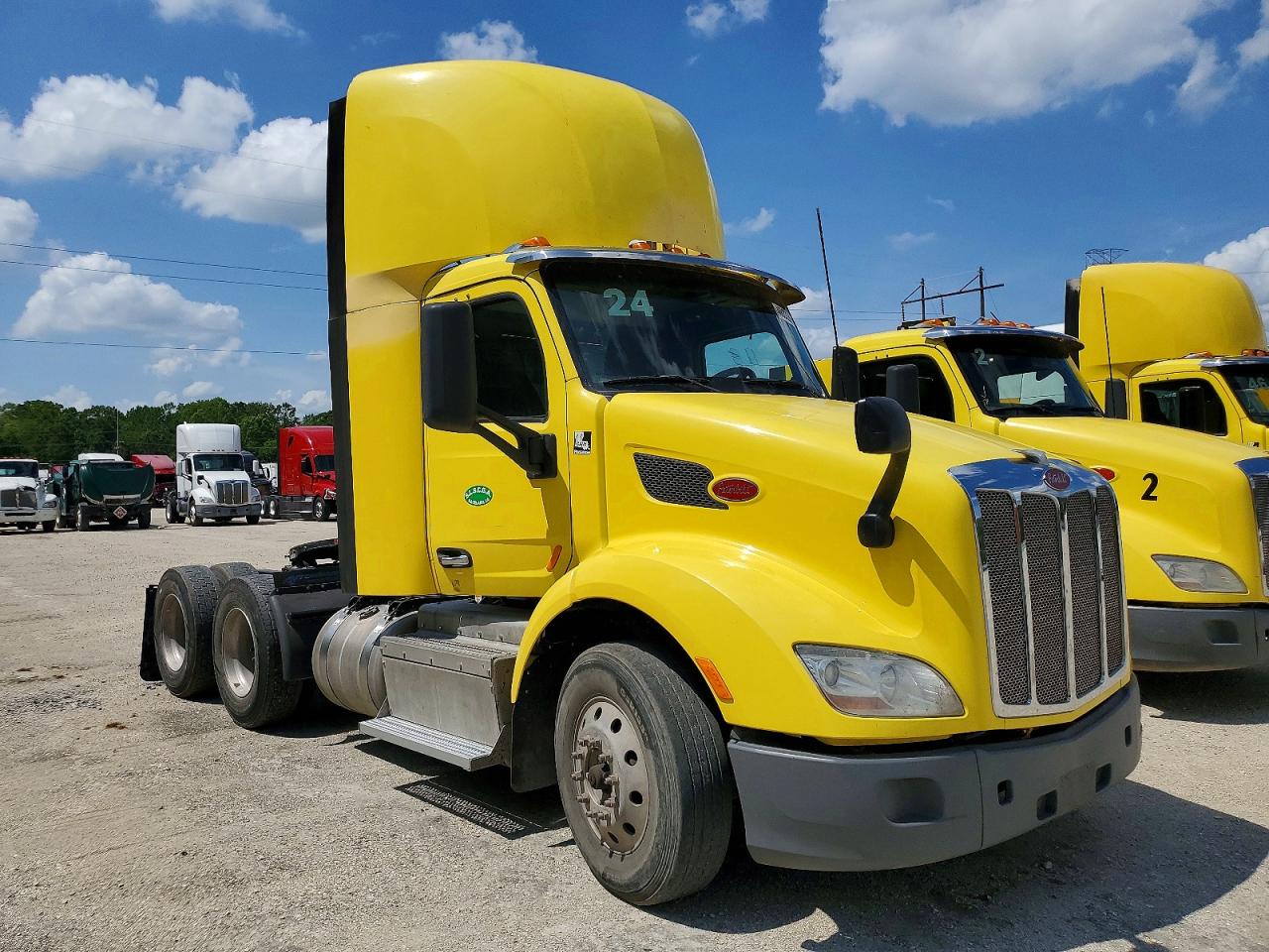 Salvage Peterbilt 579 Image