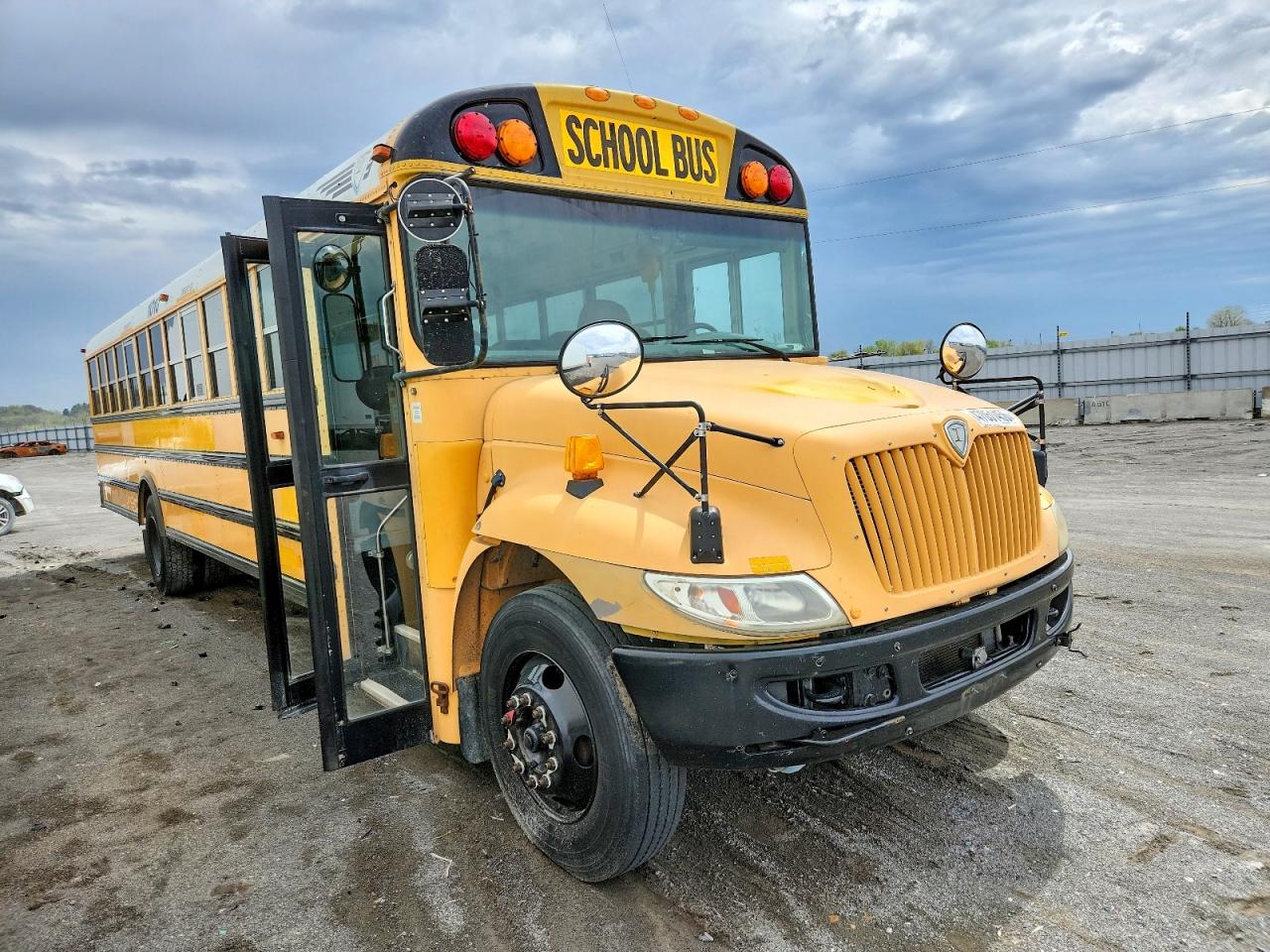 Salvage Ic Corporation School Bus Image