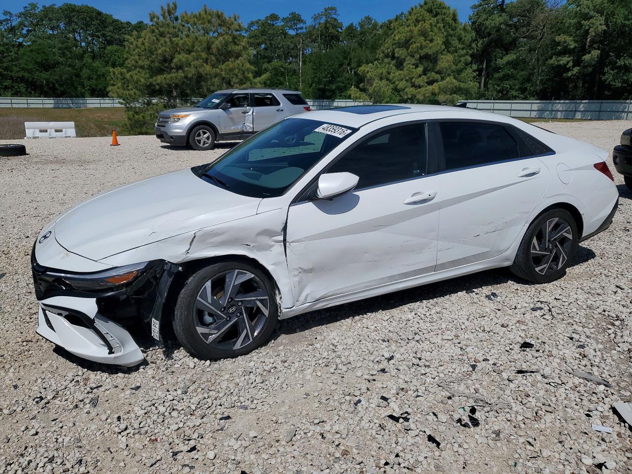 Salvage Hyundai ELANTRA Image