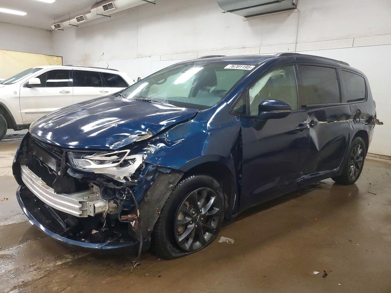 Salvage Chrysler Pacifica Image