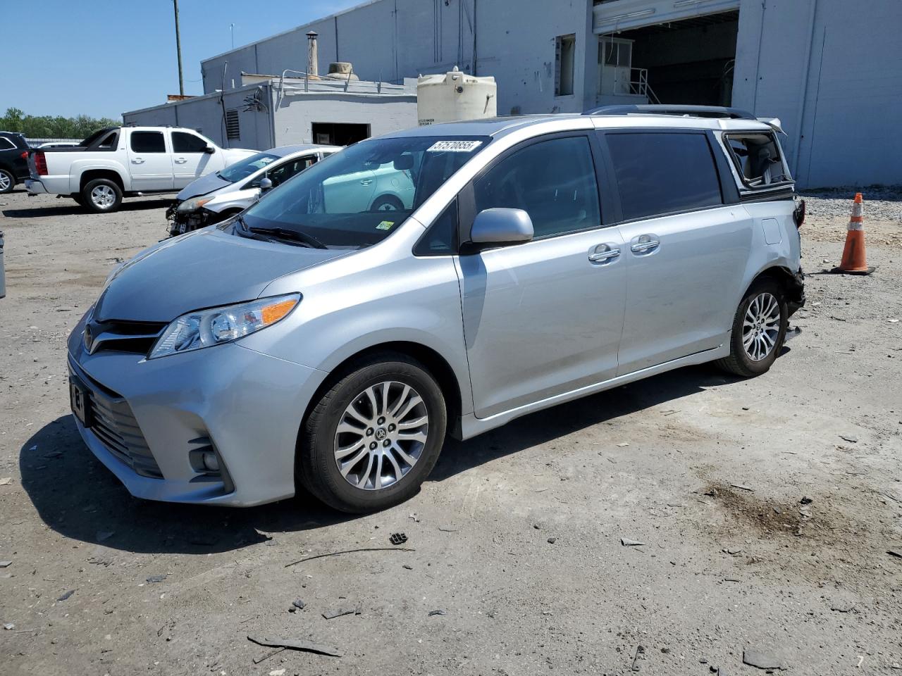 Salvage Toyota Sienna Image