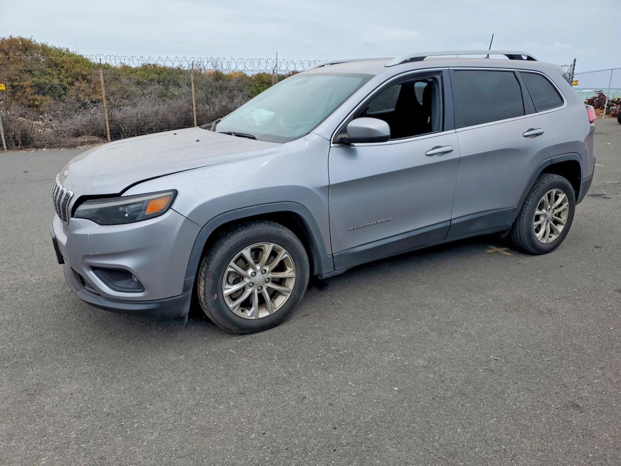 Salvage Jeep Cherokee Image