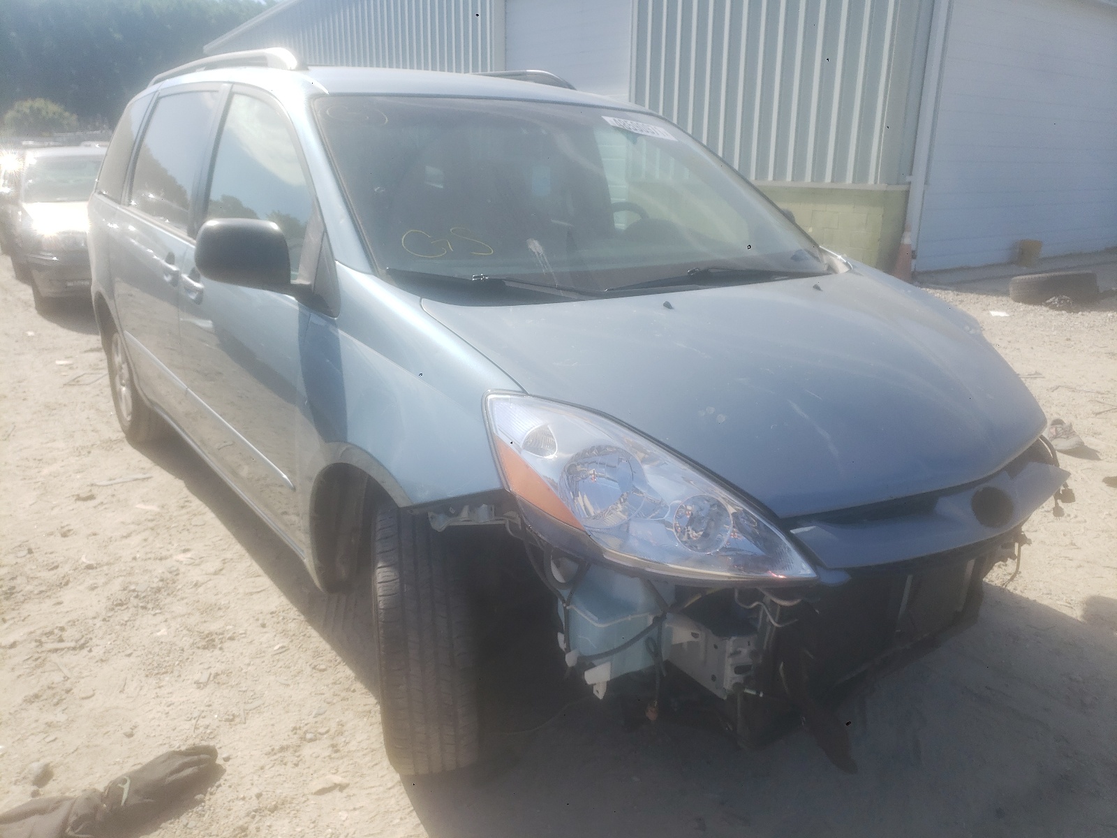 Salvage Toyota Sienna Image