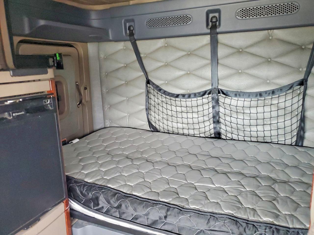 Freigliner Cascadia 125