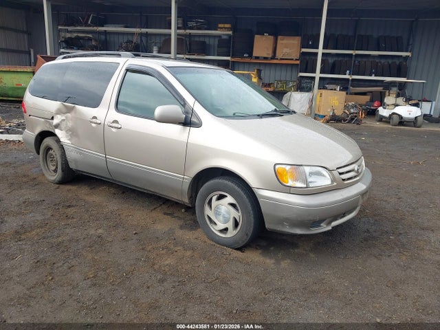 Salvage Toyota Sienna Image