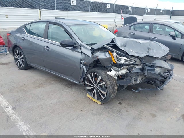 Salvage Nissan Altima Image