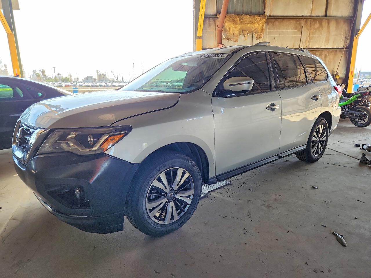 Salvage Nissan Pathfinder Image