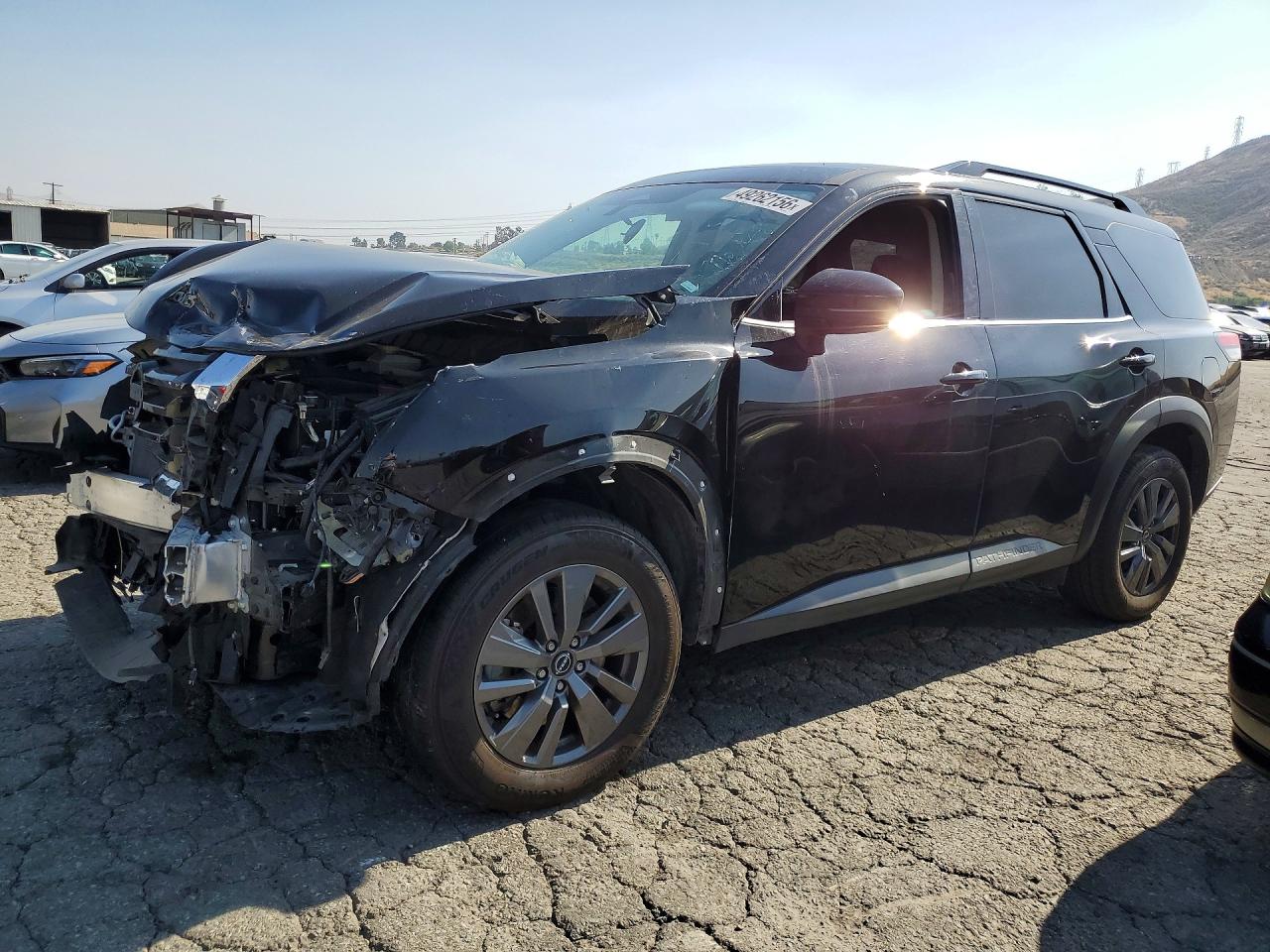 Salvage Nissan Pathfinder Image