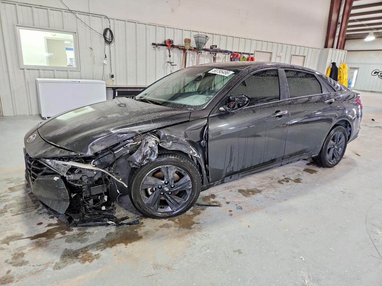 Salvage Hyundai ELANTRA Image