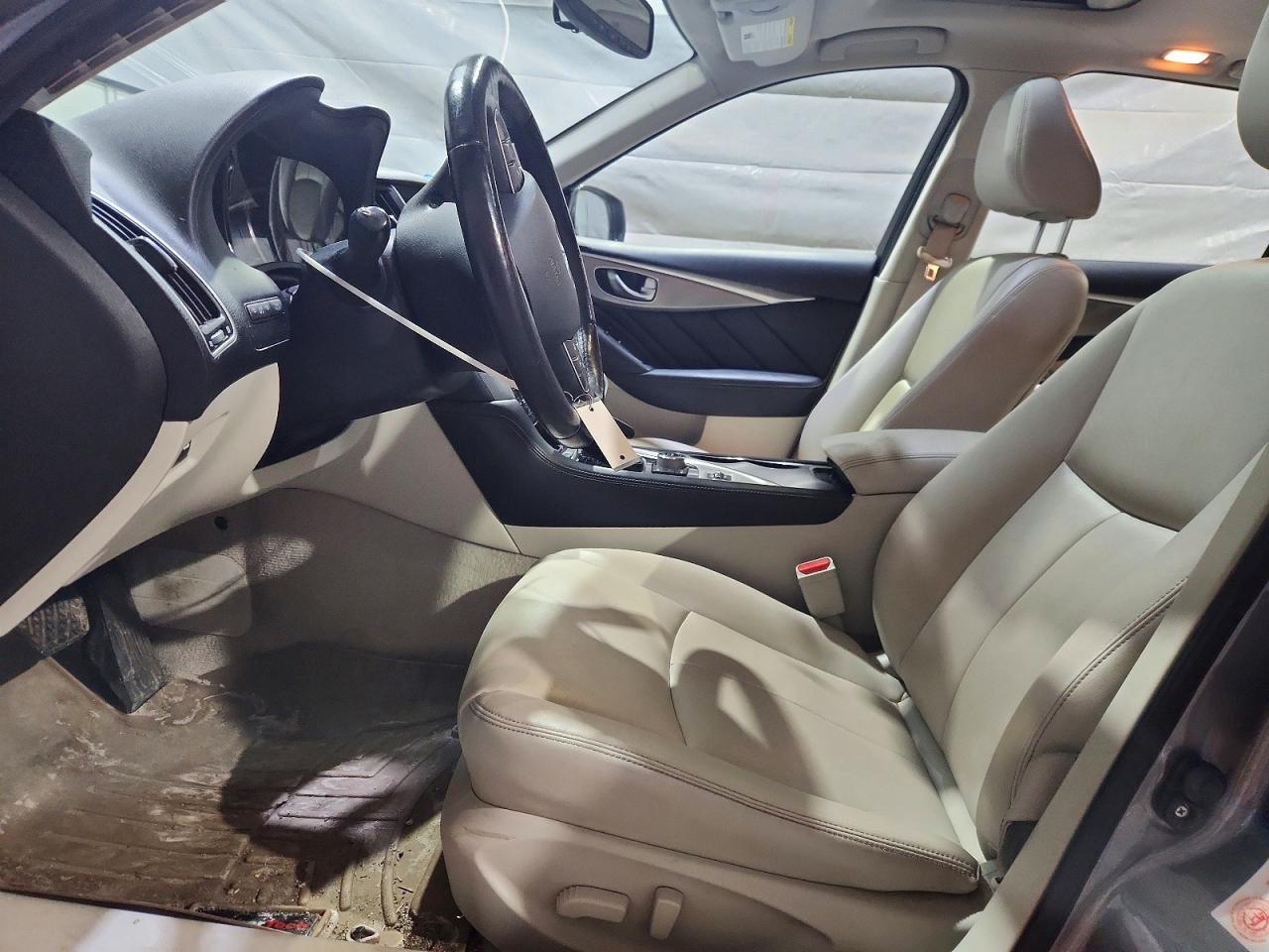 INFINITI Q50 Premium