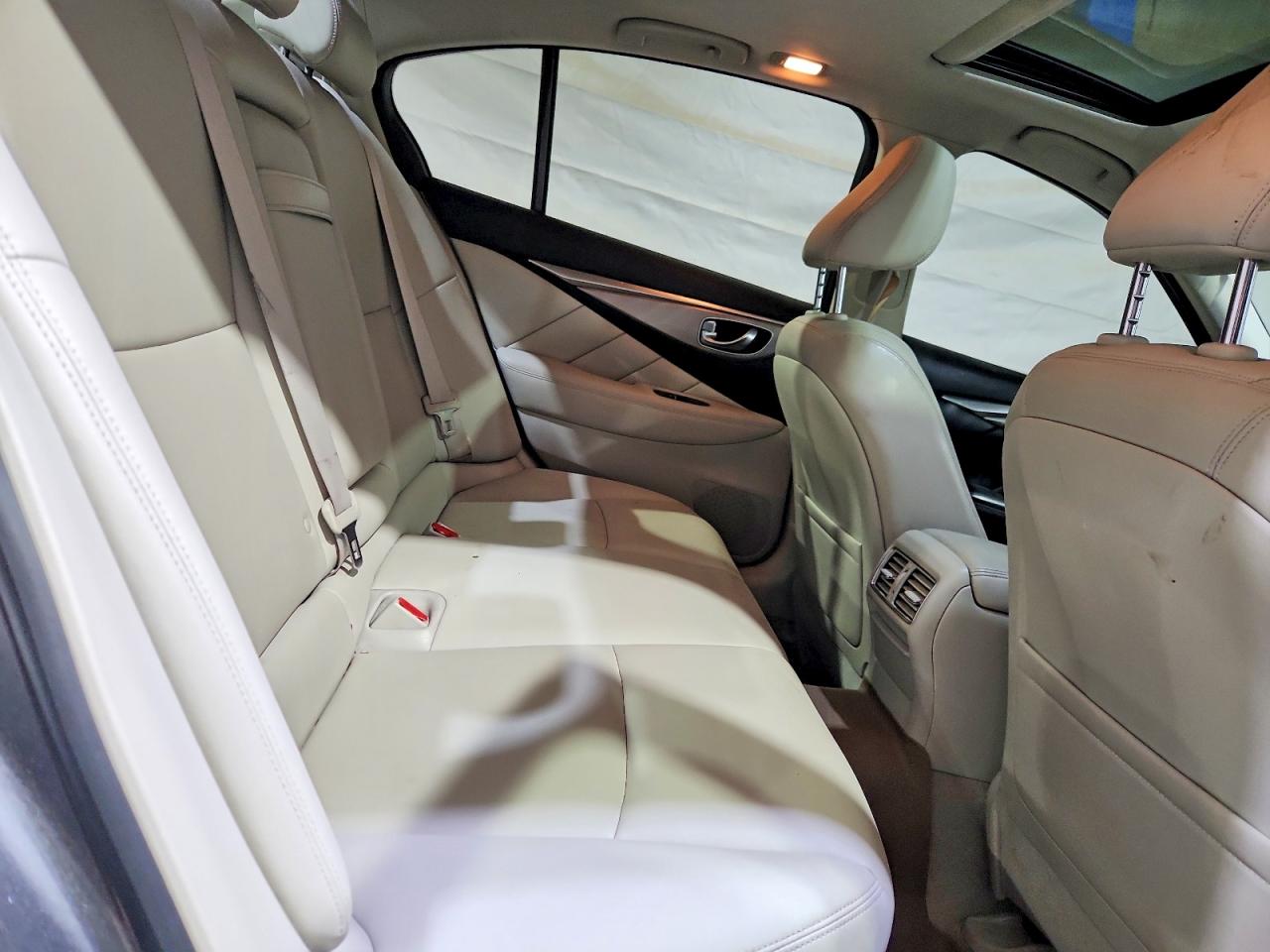 INFINITI Q50 Premium