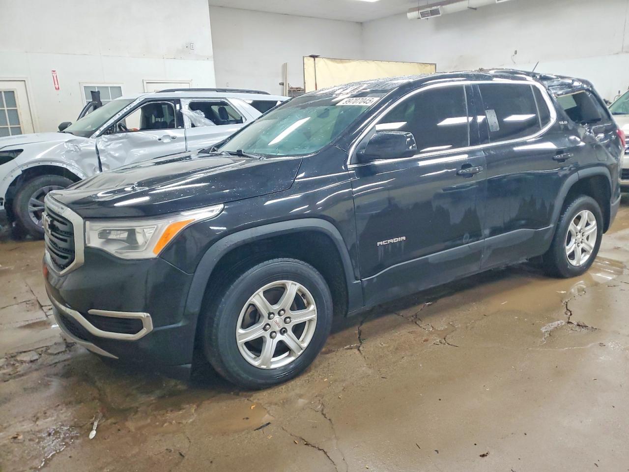 Salvage GMC Acadia Image