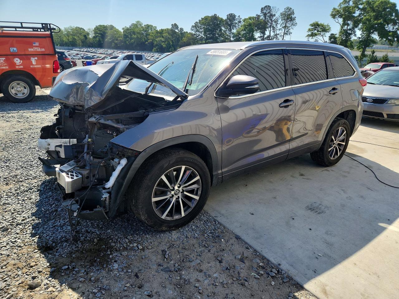 Salvage Toyota Highlander Image