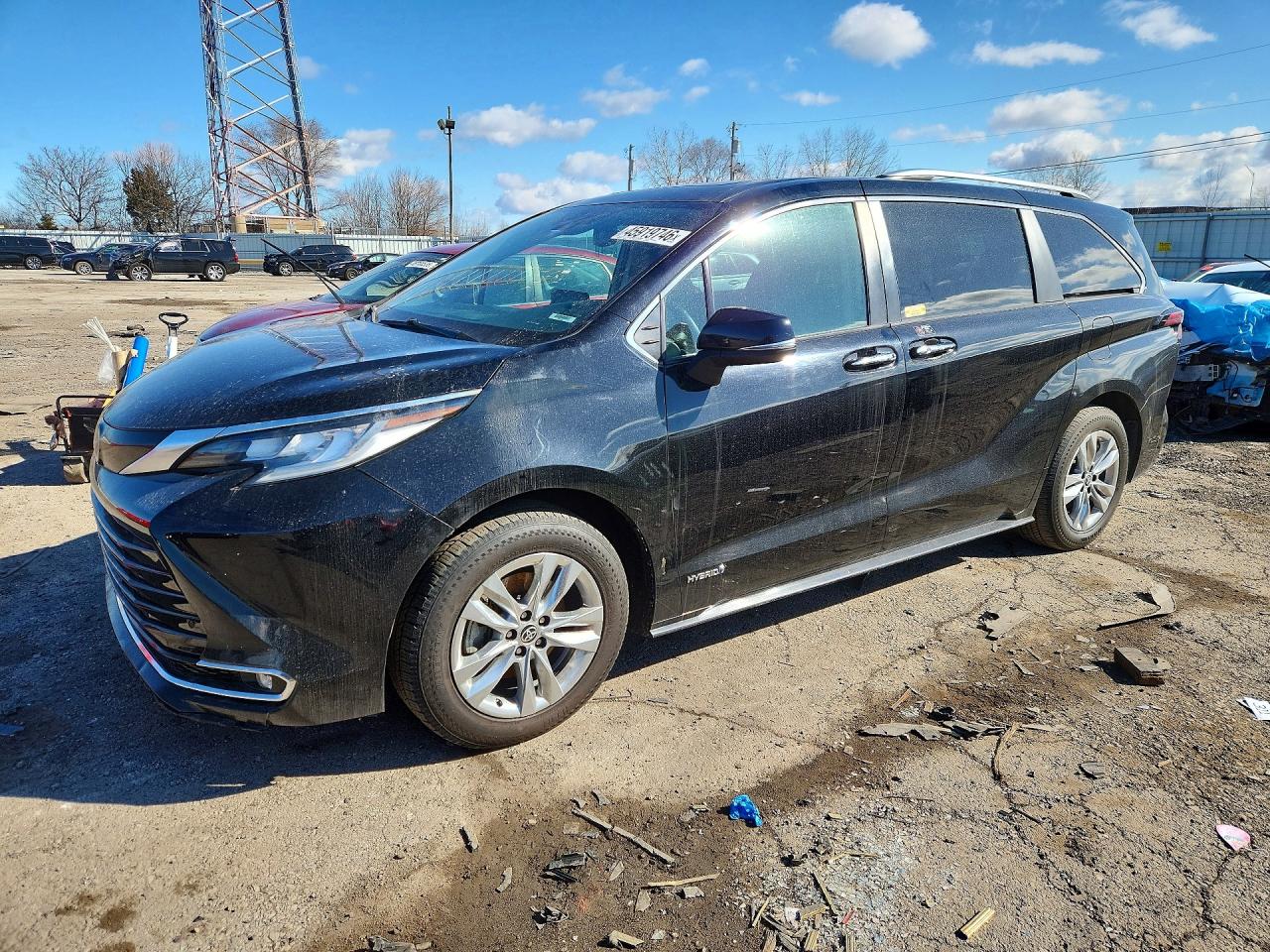 Salvage Toyota Sienna Image