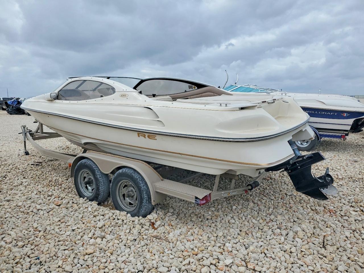 Regal 2565 Boat