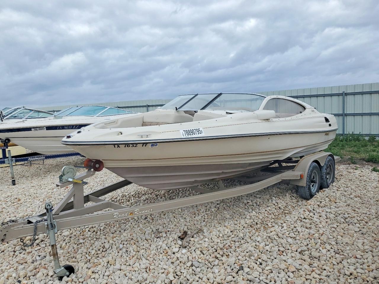 Regal 2565 Boat