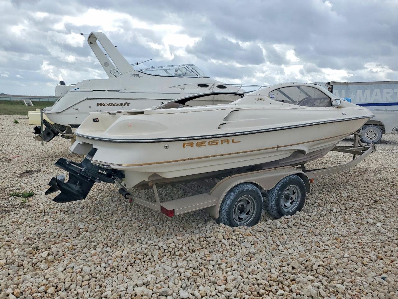 Regal 2565 Boat